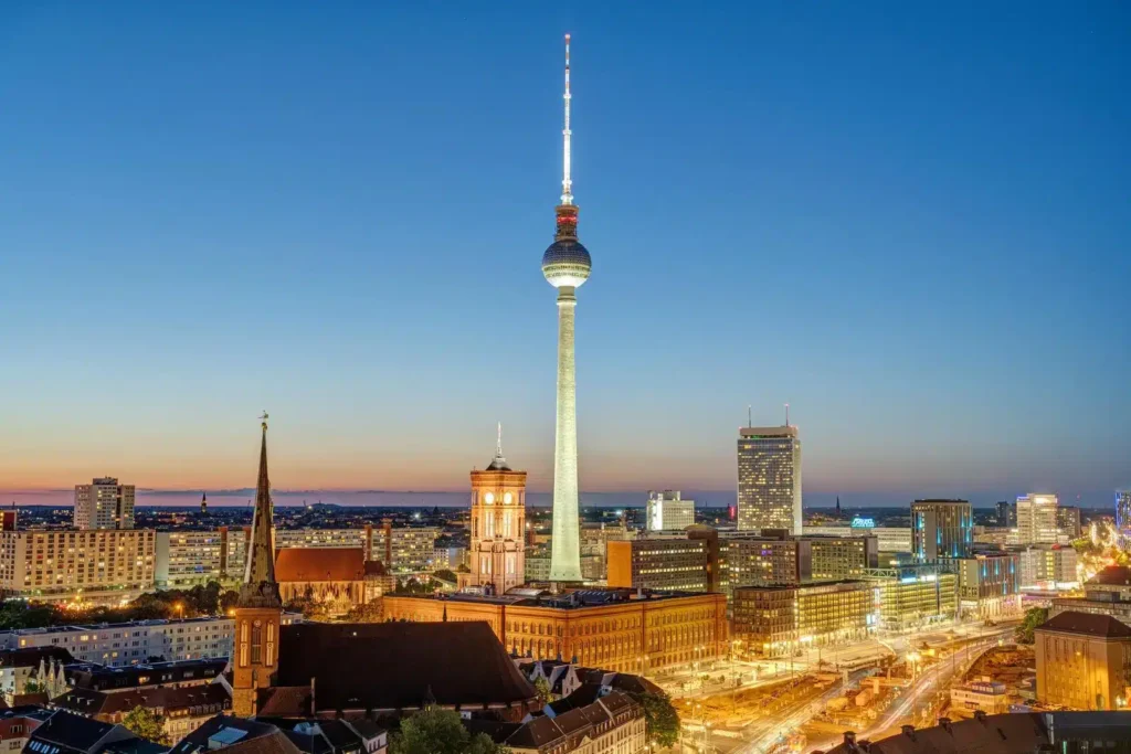 Torre de televisión de Berlín junto a Alexanderplatz