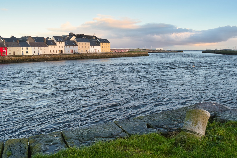 ¿Dónde alojarse en Irlanda? Los 6 mejores pueblos y ciudades y buenos hoteles 10 Casas de colores a lo largo de The Long Walk junto al río Corrib en Galway
