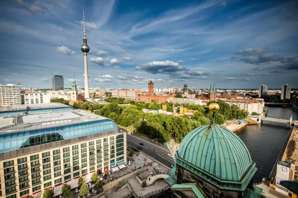 Puerta de Brandeburgo y panorama de Berlín