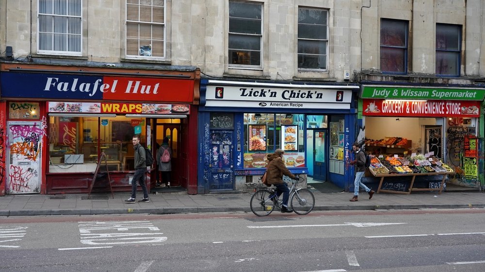 Tiendas y murales en Stokes Croft, en Bristol
