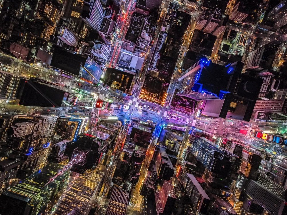 ¿Dónde alojarse en Estados Unidos? Los 15 mejores lugares y buenos hoteles 18 Times Square en Midtown Manhattan, Nueva York, de noche