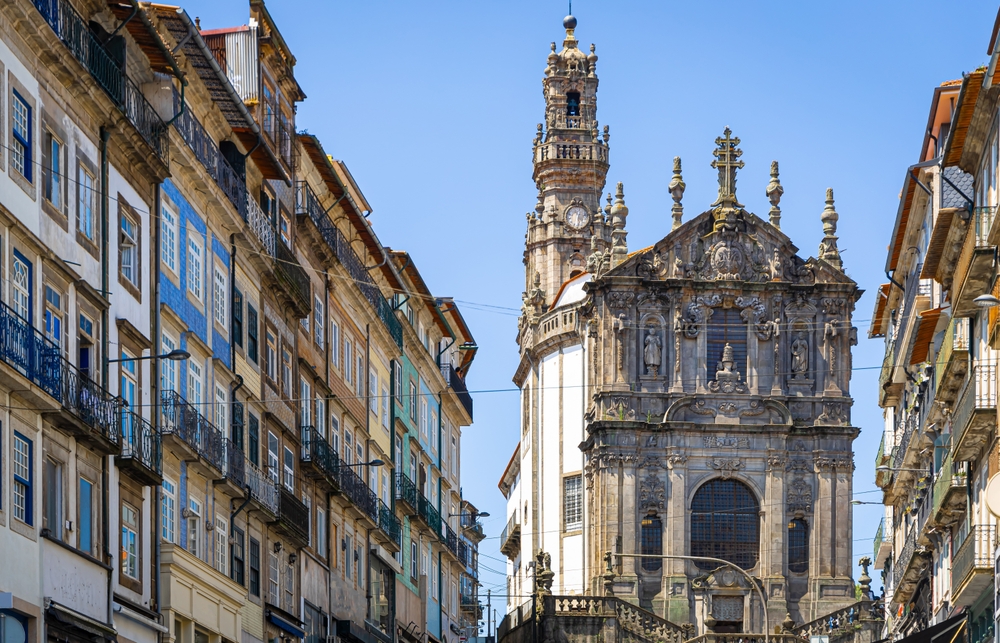Qué ver en Oporto: las 17 mejores cosas que hacer 24 La Torre dos Clérigos se alza sobre los tejados de Oporto
