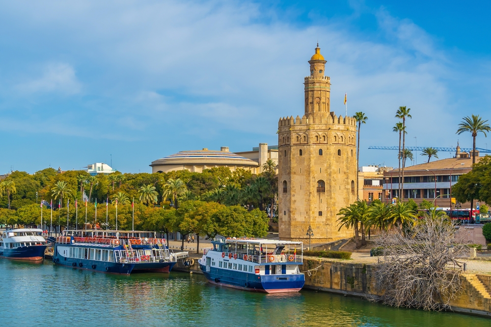 Qué ver en Sevilla: las 17 mejores cosas que hacer 28 La Torre del Oro junto al río Guadalquivir en Sevilla