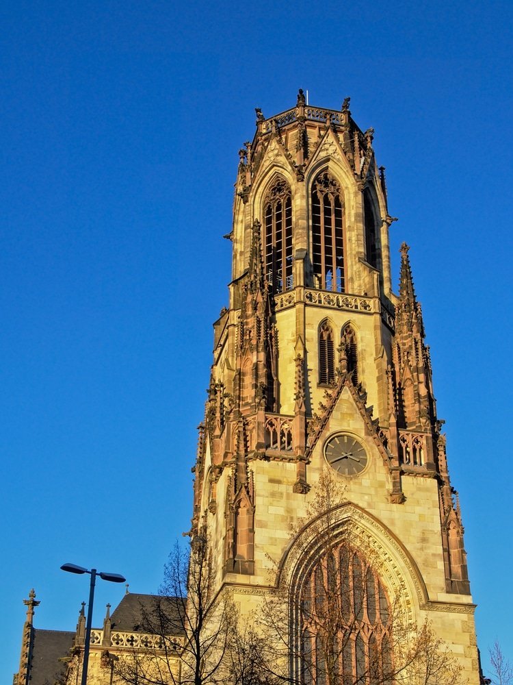 La torre de la iglesia neogótica Agneskirche en Agnesviertel, Colonia