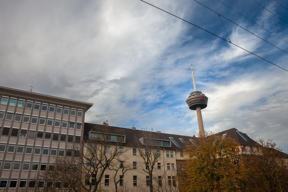 La torre de televisión Colonius vista desde una calle de Ehrenfeld, en Colonia