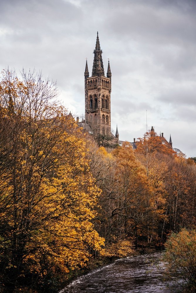 Qué ver en Glasgow - 18 cosas que hacer, y la mayoría no cuestan nada 26 La torre de la University of Glasgow sobre los árboles junto al río Kelvin