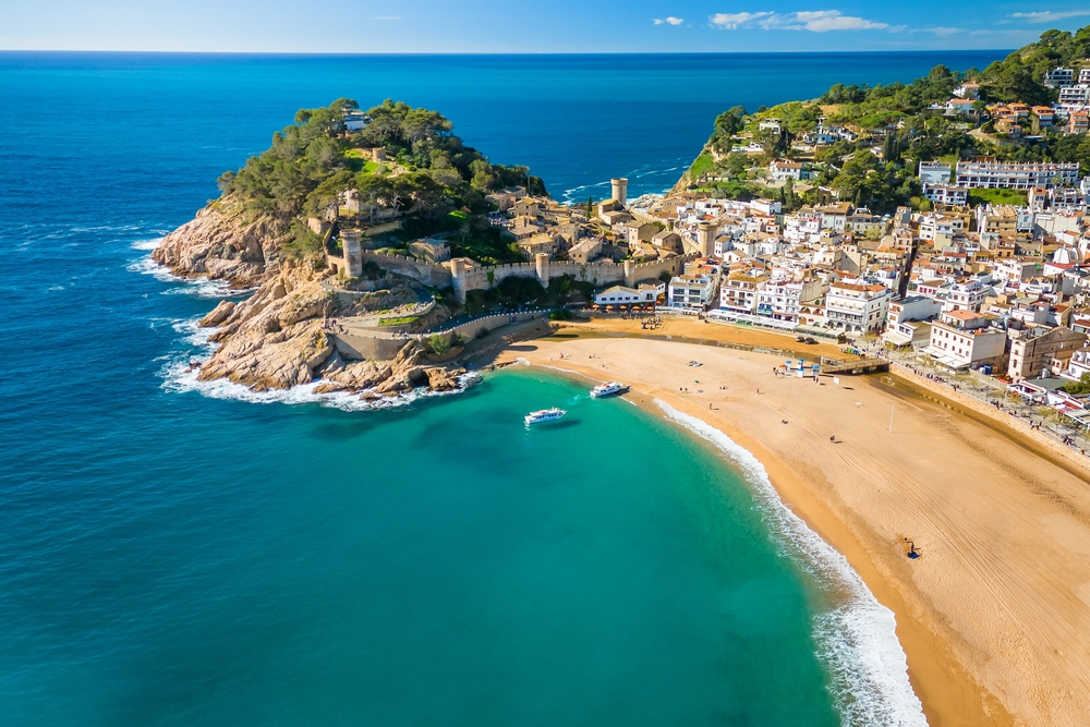 ¿Dónde alojarse en la Costa Brava? Los 6 mejores pueblos y buenos hoteles 9 Tossa de Mar, en la Costa Brava, con la playa y la fortaleza de la Vila Vella