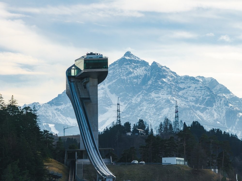 Trampolín de saltos de esquí de Bergisel en Wilten, Innsbruck, con las montañas al fondo