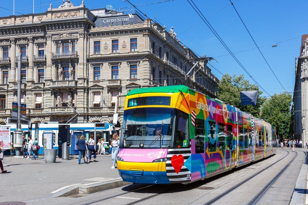 Qué ver en Zúrich: 18 cosas que hacer, del casco antiguo y los vitrales de Chagall al Uetliberg 23 Tranvía en la Bahnhofstrasse junto a la Paradeplatz en Zúrich