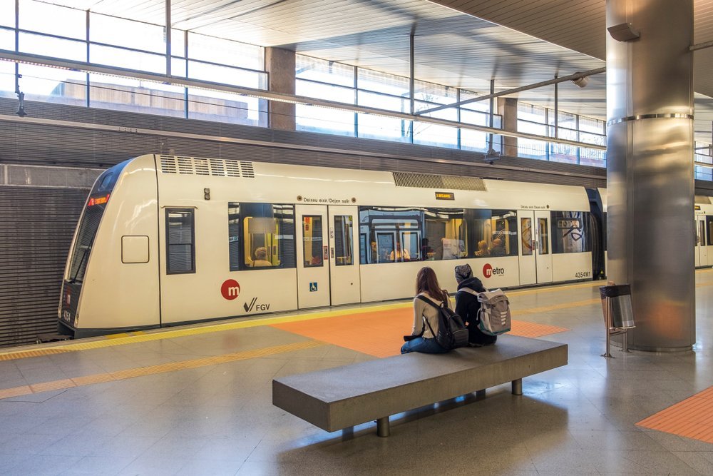 Del aeropuerto de Valencia al centro - guía de transporte 7 Tren de Metrovalencia en la estación Aeroport, bajo el aeropuerto de Valencia