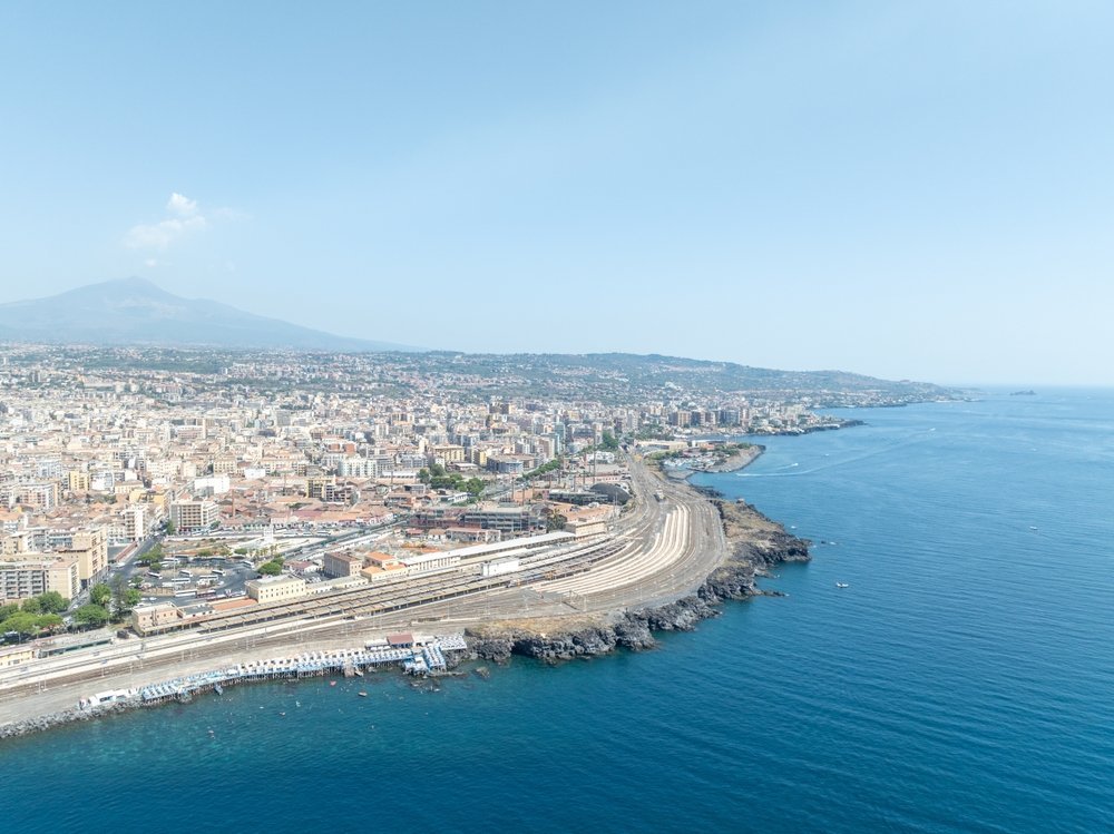 Tren regional en la estación de Catania Centrale