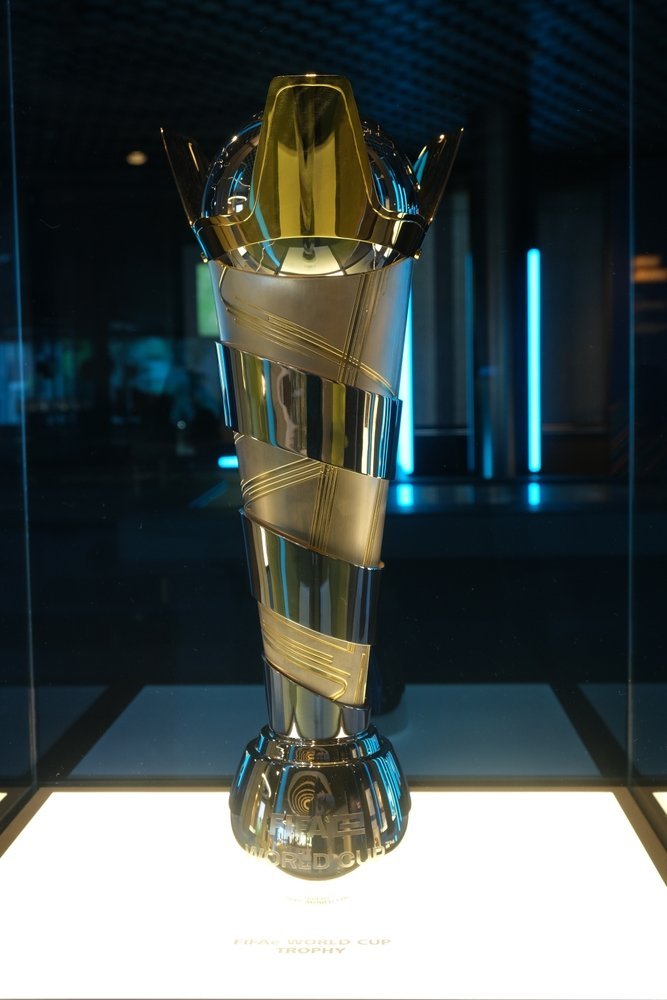 Qué ver en Zúrich: 18 cosas que hacer, del casco antiguo y los vitrales de Chagall al Uetliberg 30 El trofeo de la Copa del Mundo expuesto en el Museo de la FIFA en Zúrich