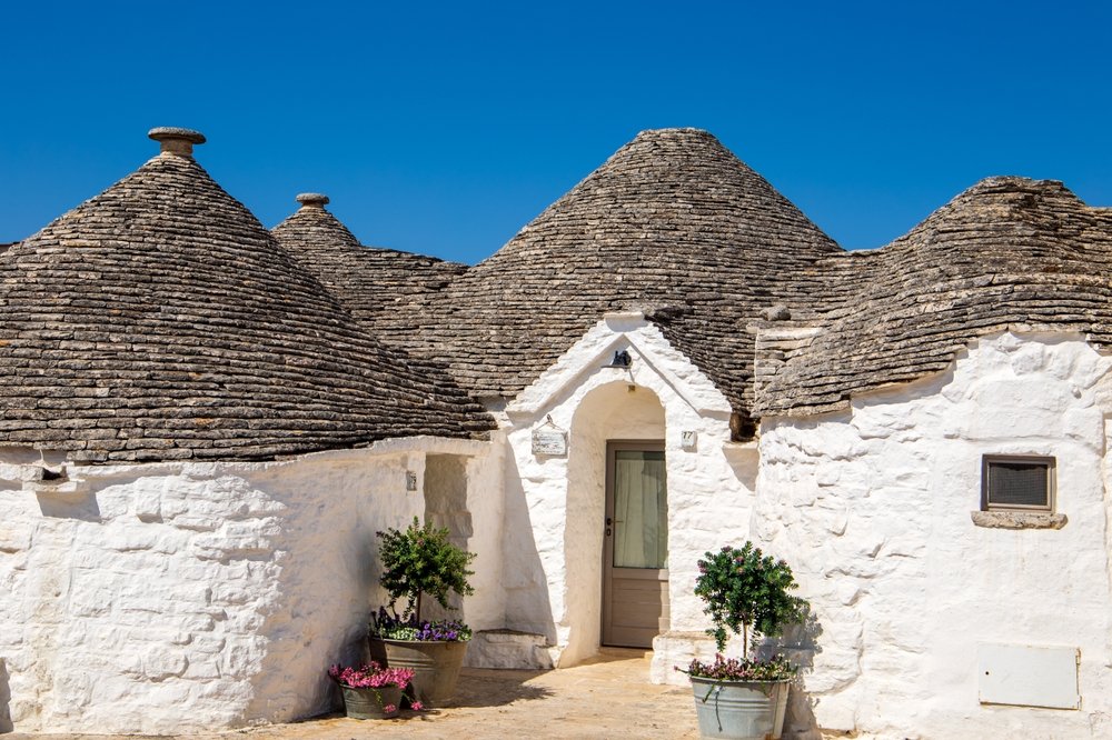 ¿Dónde alojarse en Italia? Las 14 mejores zonas y buenos hoteles 28 Trulli con tejados cónicos de piedra en Alberobello, Apulia