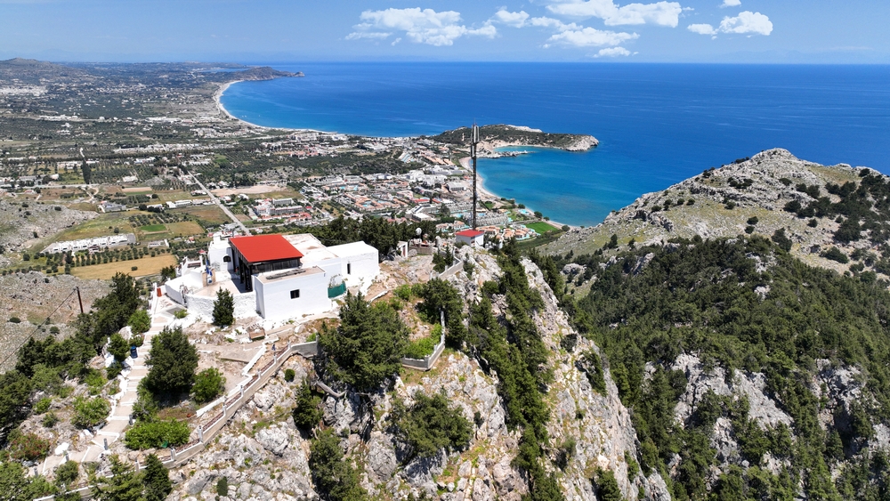 Qué ver en Rodas: las 18 mejores cosas que hacer 36 Vista aérea de la capilla de Panagia Tsambika en la montaña sobre la bahía, en Rodas