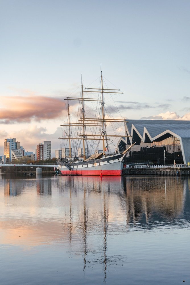 Qué ver en Glasgow - 18 cosas que hacer, y la mayoría no cuestan nada 20 El velero Glenlee junto al Riverside Museum a orillas del río Clyde en Glasgow