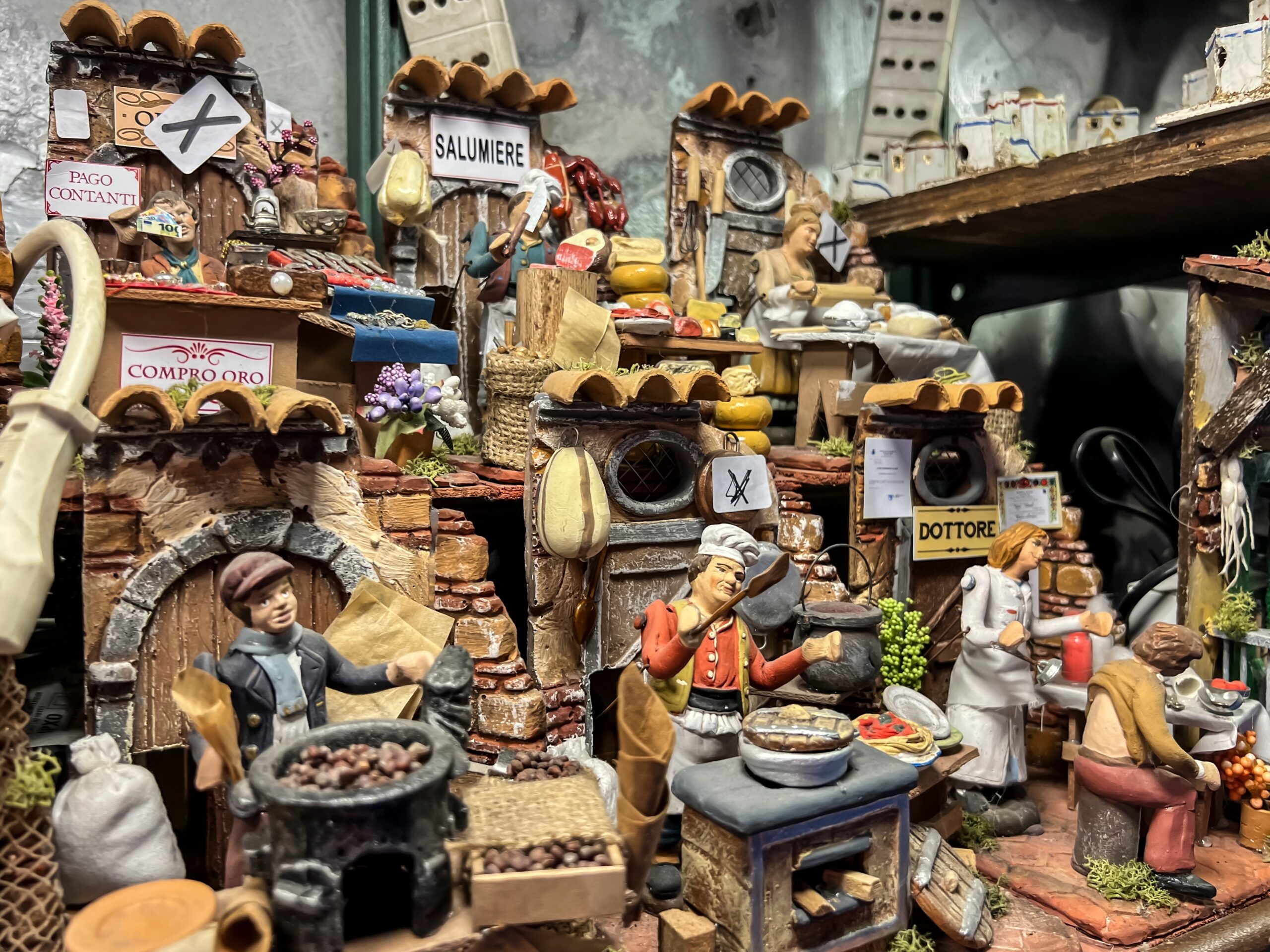 Qué ver en Nápoles: las 17 mejores cosas que hacer 24 Belenes artesanales en la Via San Gregorio Armeno