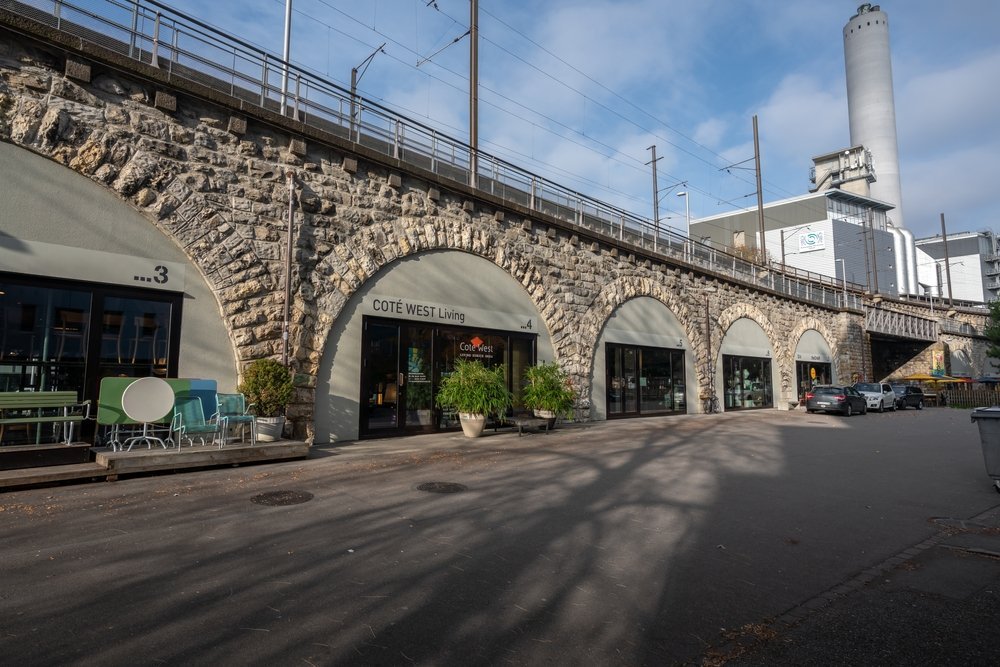 Qué ver en Zúrich: 18 cosas que hacer, del casco antiguo y los vitrales de Chagall al Uetliberg 31 Im Viadukt, con tiendas bajo los arcos del ferrocarril en Zürich West