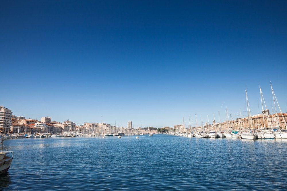 ¿Dónde alojarse en Francia? Las 12 mejores zonas y buenos hoteles 18 Vieux-Port de Marsella con veleros a lo largo del frente marítimo