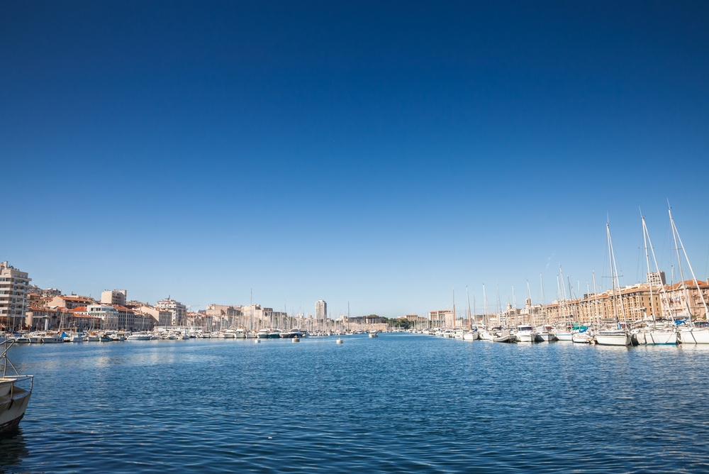 ¿Dónde alojarse en Marsella? Las 6 mejores zonas y buenos hoteles 9 El Vieux-Port de Marsella, con veleros y yates a lo largo del muelle