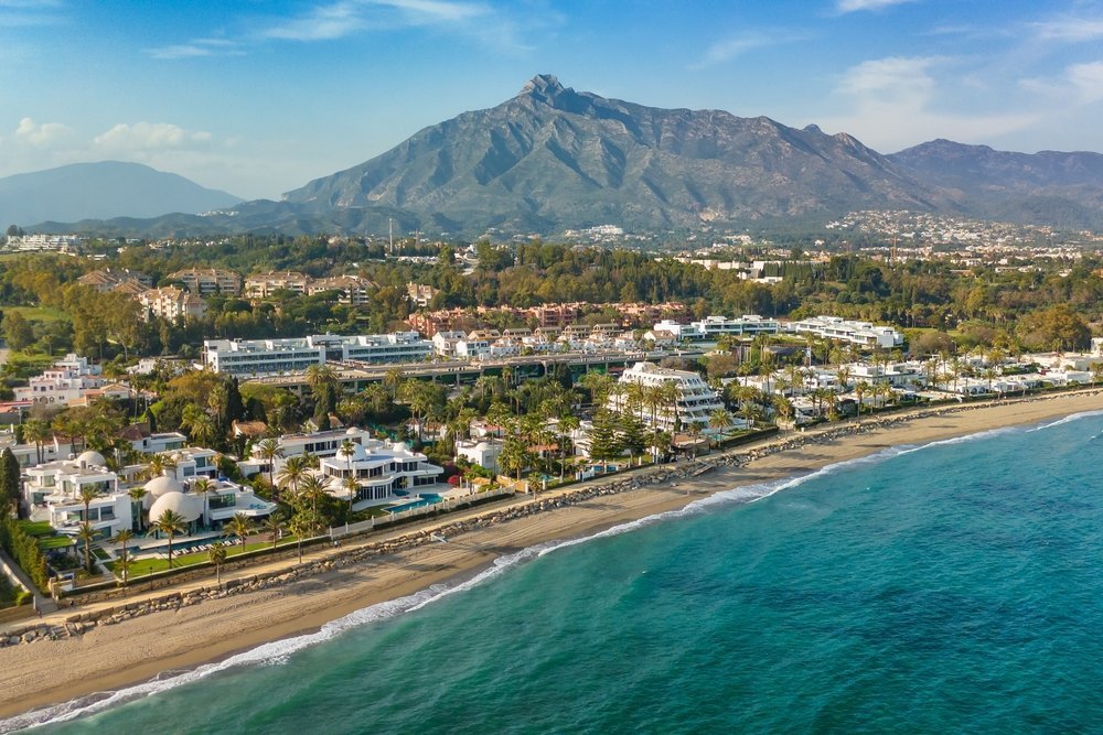 Villas y hoteles junto a la playa en la Golden Mile de Marbella con la montaña La Concha