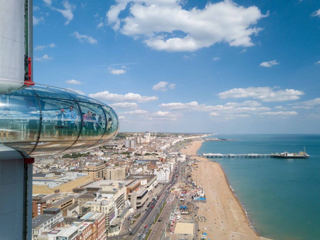 ¿Dónde alojarse en Inglaterra? Las 11 mejores zonas y buenos hoteles 15 Vista aérea de Brighton con el paseo marítimo, la playa y el Brighton Palace Pier