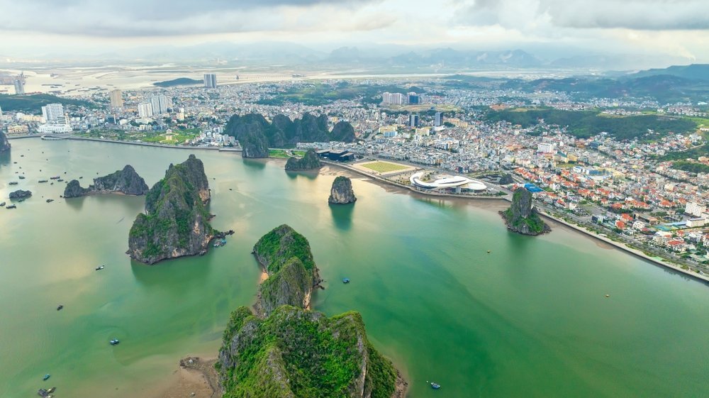 ¿Dónde alojarse en Vietnam? Las 9 mejores zonas y buenos hoteles 14 Vista aérea de la ciudad de Ha Long y las islas de piedra caliza de la bahía de Ha Long