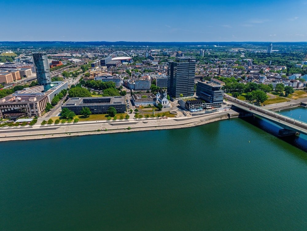 Vista aérea de Deutz con el Rheinboulevard, el KölnTriangle y el Rin