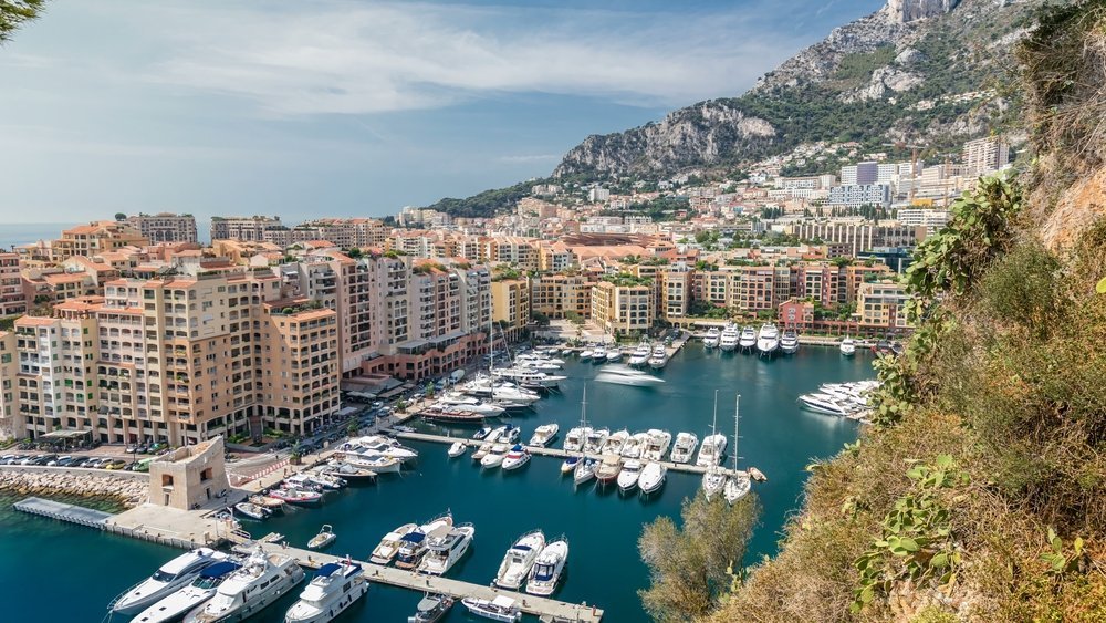 ¿Dónde alojarse en Mónaco? Las 6 mejores zonas y buenos hoteles 12 Vista aérea de Fontvieille con su puerto deportivo en Mónaco
