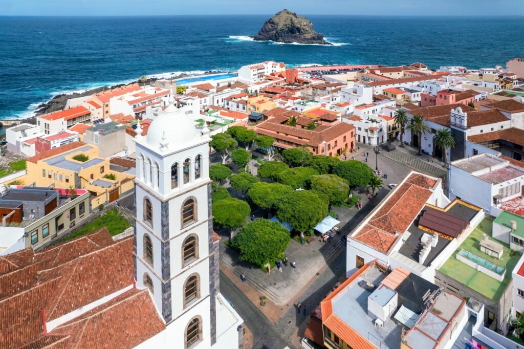 Qué ver en Tenerife: las 18 mejores cosas que hacer 33 Vista aérea de Garachico con la Plaza de la Libertad
