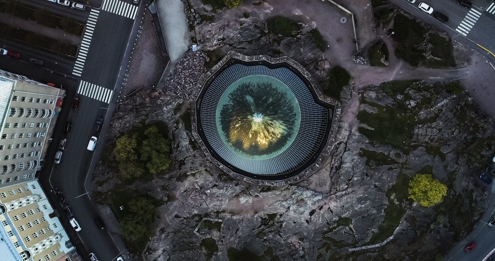 Qué ver en Helsinki - 18 mejores experiencias, de Suomenlinna a la sauna junto al mar 30 Vista aérea de la Iglesia de la Roca Temppeliaukio en Töölö