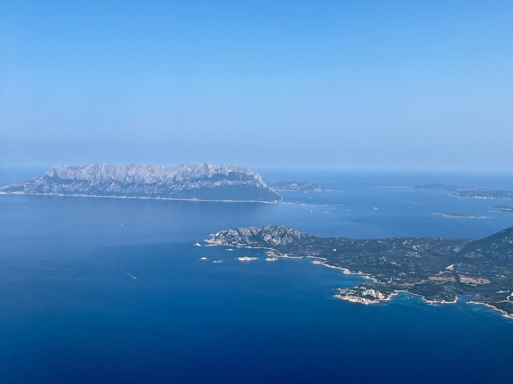 ¿Dónde alojarse en Italia? Las 14 mejores zonas y buenos hoteles 30 Vista aérea de la isla de Tavolara y la costa de San Teodoro, en Cerdeña