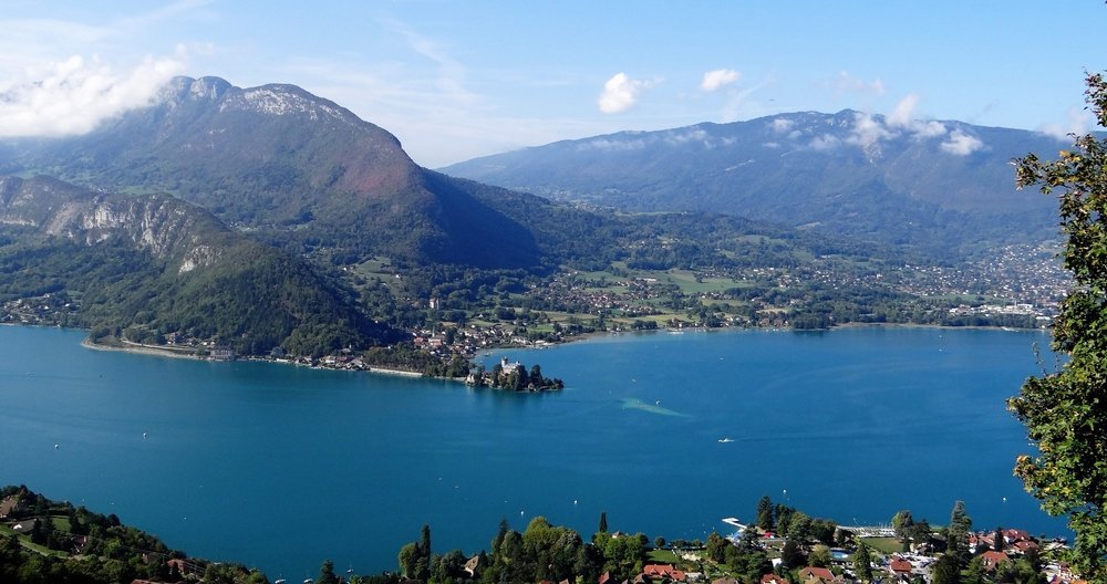 ¿Dónde alojarse en Annecy? Las 5 mejores zonas y buenos hoteles 10 Vista aérea del lago de Annecy junto a Talloires, en la orilla este del lago