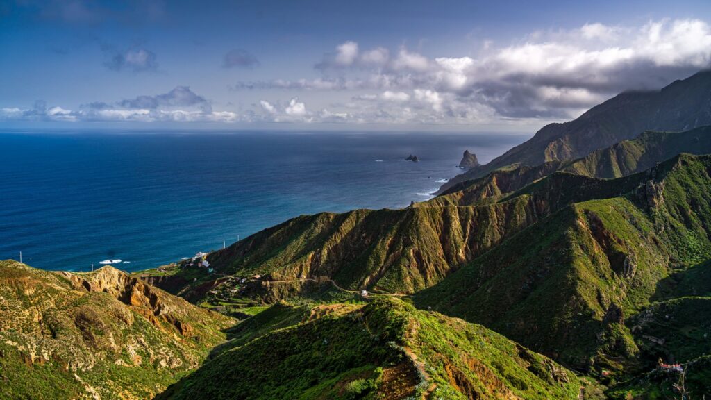 Qué ver en Tenerife: las 18 mejores cosas que hacer 28 Vista aérea del macizo de Anaga y un valle verde