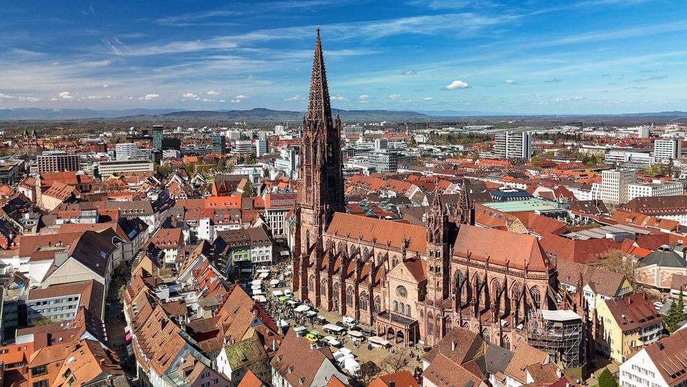 ¿Dónde alojarse en Alemania? Las 11 mejores zonas y buenos hoteles 21 Vista aérea del Old Town de Friburgo con la catedral Freiburger Münster