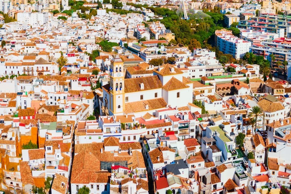 Vista aérea del Old Town de Marbella con casas blancas y la Iglesia de la Encarnación