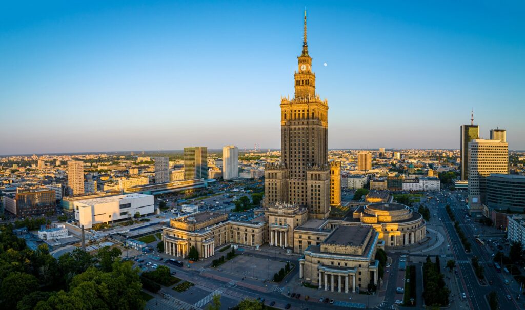 Qué ver en Varsovia: 17 cosas que hacer en la ciudad que resurgió de sus ruinas 26 Vista aérea del Palacio de la Cultura en el centro de Varsovia