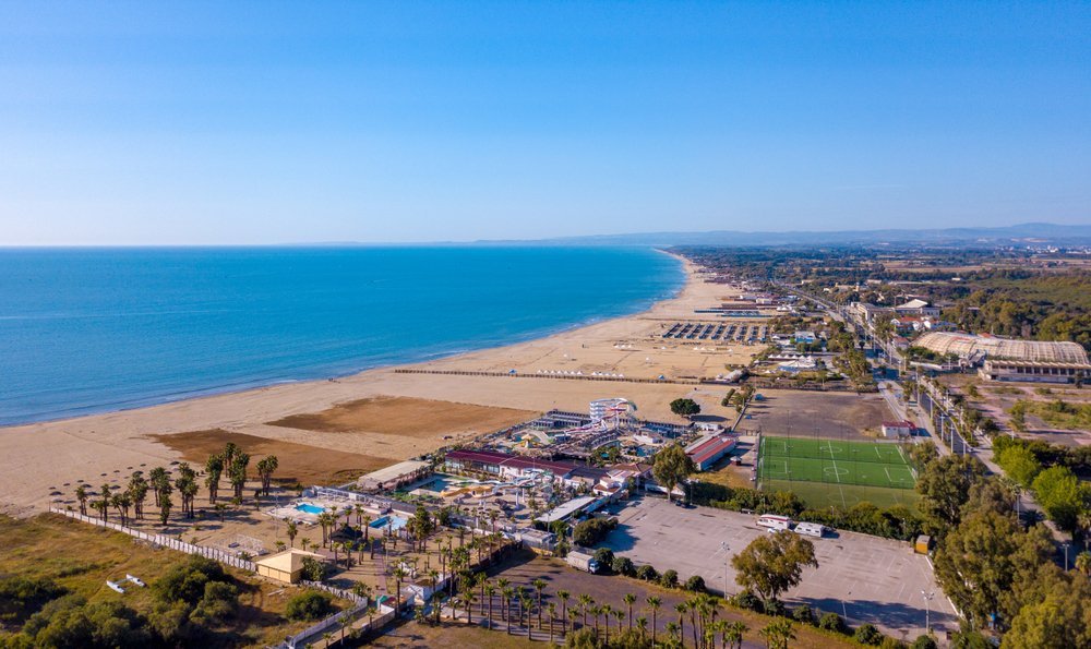 Vista aérea de la playa de arena Playa, al sur del puerto de Catania