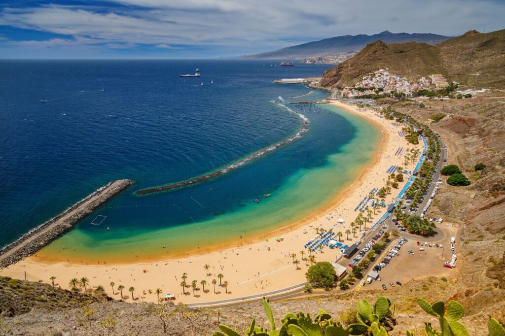 Qué ver en Tenerife: las 18 mejores cosas que hacer 29 Vista aérea de la Playa de las Teresitas con el rompeolas