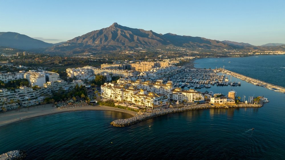 Vista aérea del puerto deportivo Puerto Banús en Marbella con la montaña La Concha