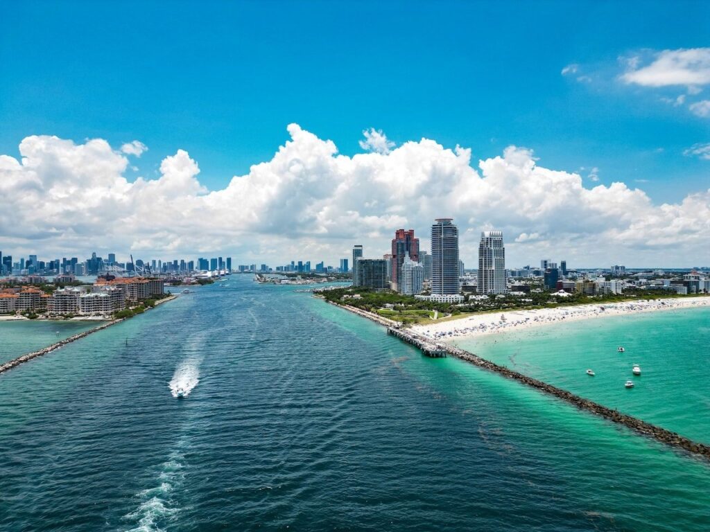 ¿Dónde alojarse en Estados Unidos? Los 15 mejores lugares y buenos hoteles 24 Vista aérea de South Beach en Miami Beach con la playa y el agua turquesa