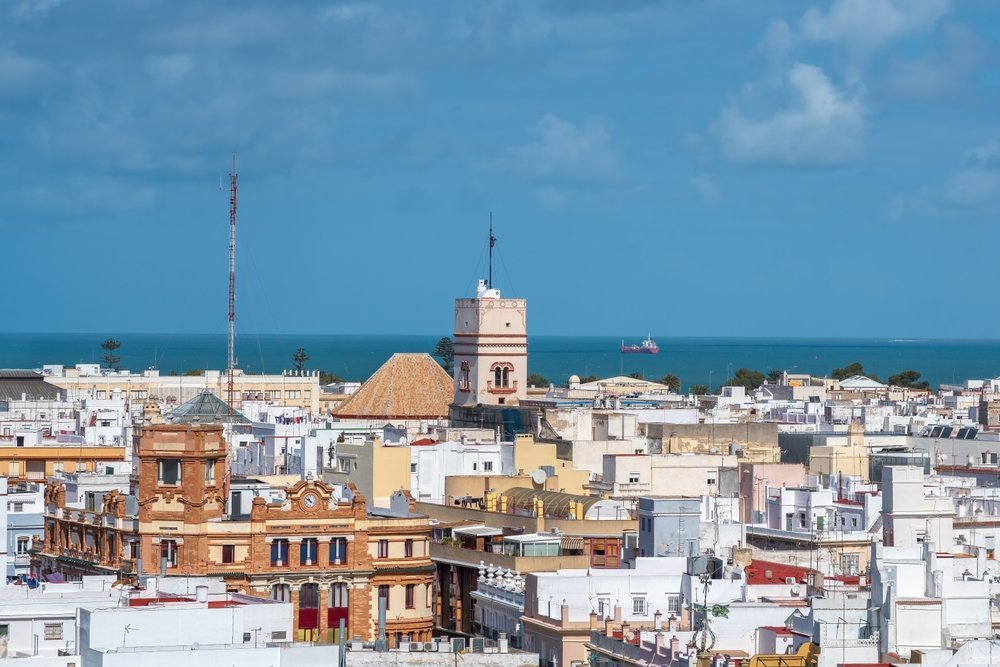 ¿Dónde alojarse en Cádiz? Las 5 mejores zonas y buenos hoteles 8 Vista aérea de los tejados del Old Town de Cádiz con la torre mirador Torre Tavira