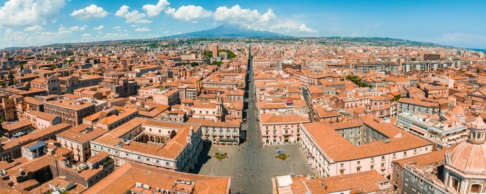 Vista aérea de la Via Etnea de Catania con el Etna al fondo de la calle