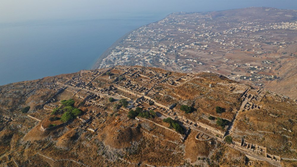 Qué ver en Santorini: 18 cosas que hacer, de la puesta de sol en Oia a las playas volcánicas 36 Vista aérea del yacimiento de la Antigua Thera en lo alto de la montaña