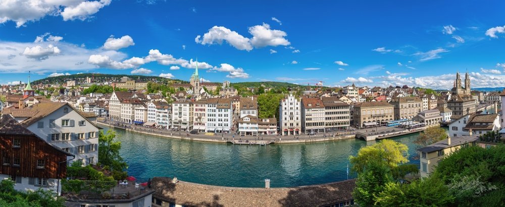 Qué ver en Zúrich: 18 cosas que hacer, del casco antiguo y los vitrales de Chagall al Uetliberg 19 Vista desde el Lindenhof sobre el Old Town de Zúrich y el río Limmat