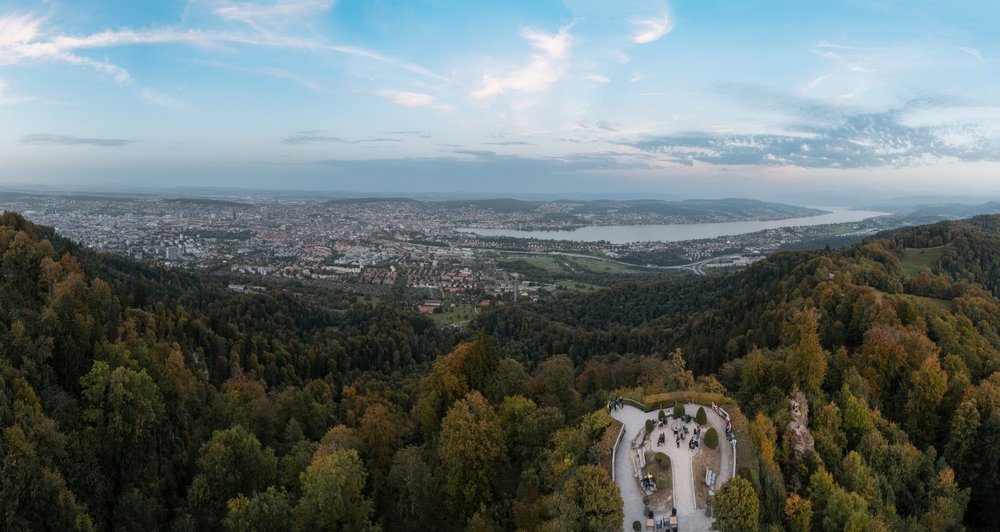 Qué ver en Zúrich: 18 cosas que hacer, del casco antiguo y los vitrales de Chagall al Uetliberg 27 Vista desde el Uetliberg sobre Zúrich, el lago de Zúrich y los Alpes