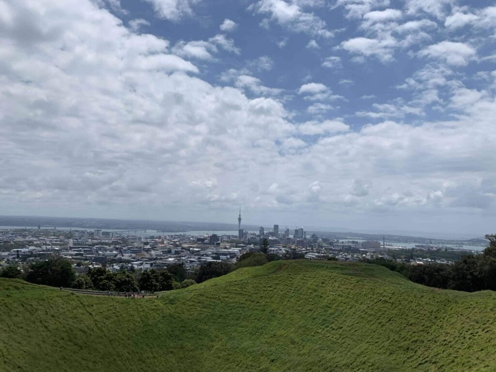 Vista desde el volcán Mount Eden sobre Auckland con la Sky Tower al fondo