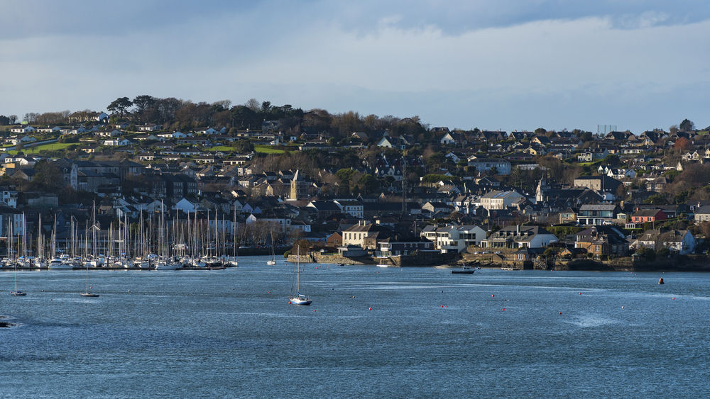¿Dónde alojarse en Irlanda? Los 6 mejores pueblos y ciudades y buenos hoteles 14 Vista panorámica del colorido pueblo de Kinsale, en el condado de Cork