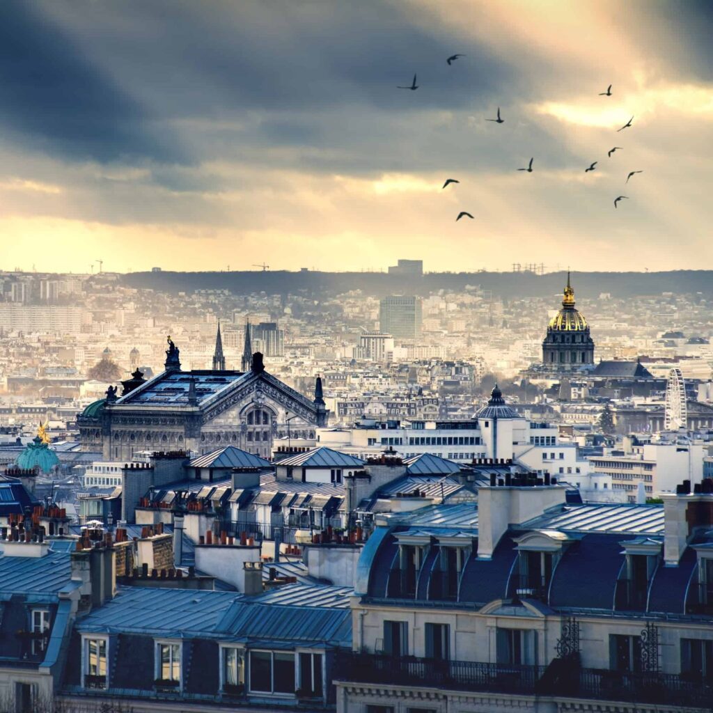 ¿Dónde alojarse en Francia? Las 12 mejores zonas y buenos hoteles 15 Vista de los tejados de París con la cúpula dorada de los Inválidos