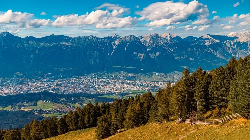 Vista de verano desde el Patscherkofel sobre Innsbruck y el valle del Inn