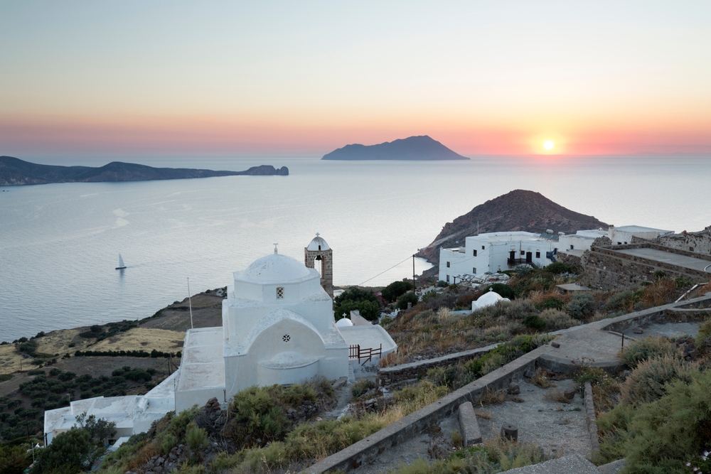 ¿Dónde alojarse en Milos? Las 6 mejores zonas y buenos hoteles 10 Iglesia blanca y la bahía vistas desde el castillo de Plaka